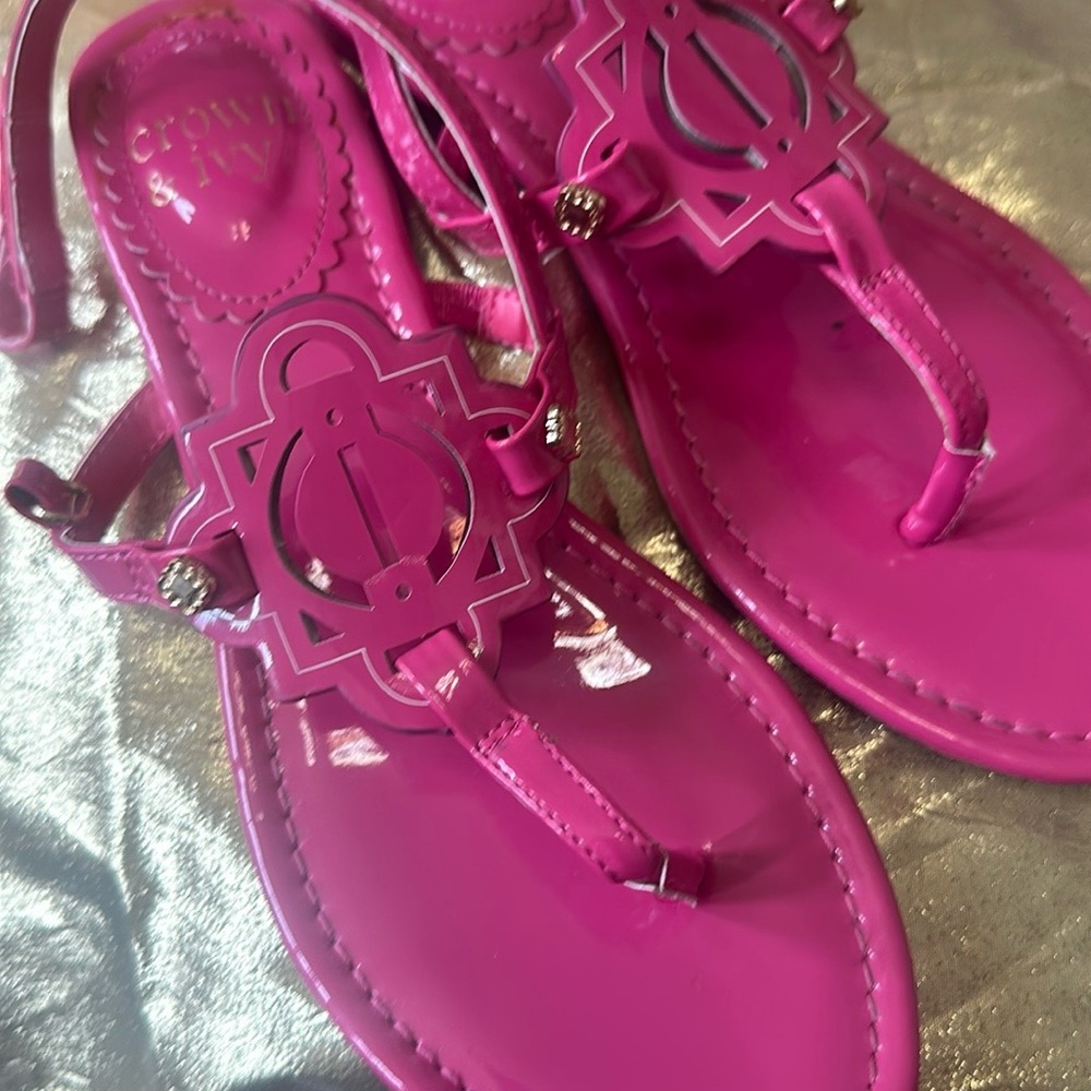 Crown & Ivy Pink Sandals with Glossy Finish Big Kids size 4 - Picture 5 of 9